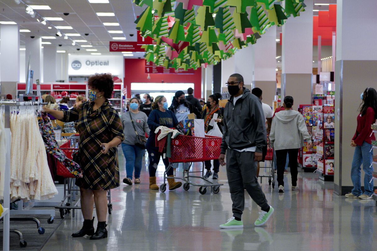 Clientes de Target en Mission Valley. Se espera que un número récord de compradores llegue a las tiendas esta semana.