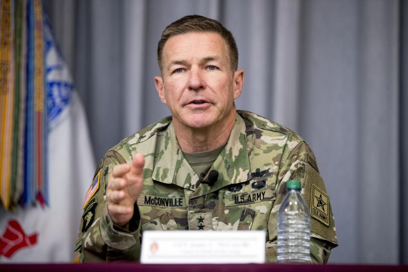 El general James McConville, jefe del estado mayor del ejército de Estados Unidos, habla en una conferencia de prensa en Fort Detrick, Maryland, el jueves, 19 de marzo del 2020. (AP Foto/Andrew Harnik)