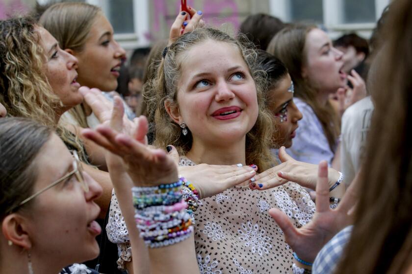 Swifties se reúnen y cantan en el centro de Viena el jueves 8 de agosto de 2024. Los organizadores de tres conciertos de Taylor Swift en el estadio de Viena esta semana los cancelaron el miércoles después de dos arrestos por un aparente complot para lanzar un ataque contra un evento en el área de Viena como los conciertos. (Foto AP/Heinz-Peter Bader)