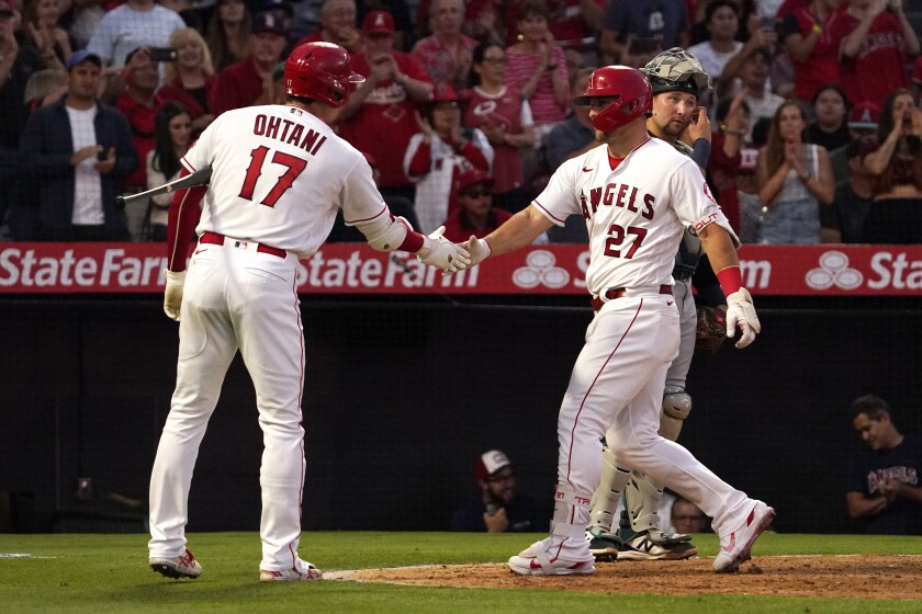 Mike Trout des Angels est félicité par Shohei Ohtani après avoir frappé un coup de circuit en solo le 24 juin 2022.