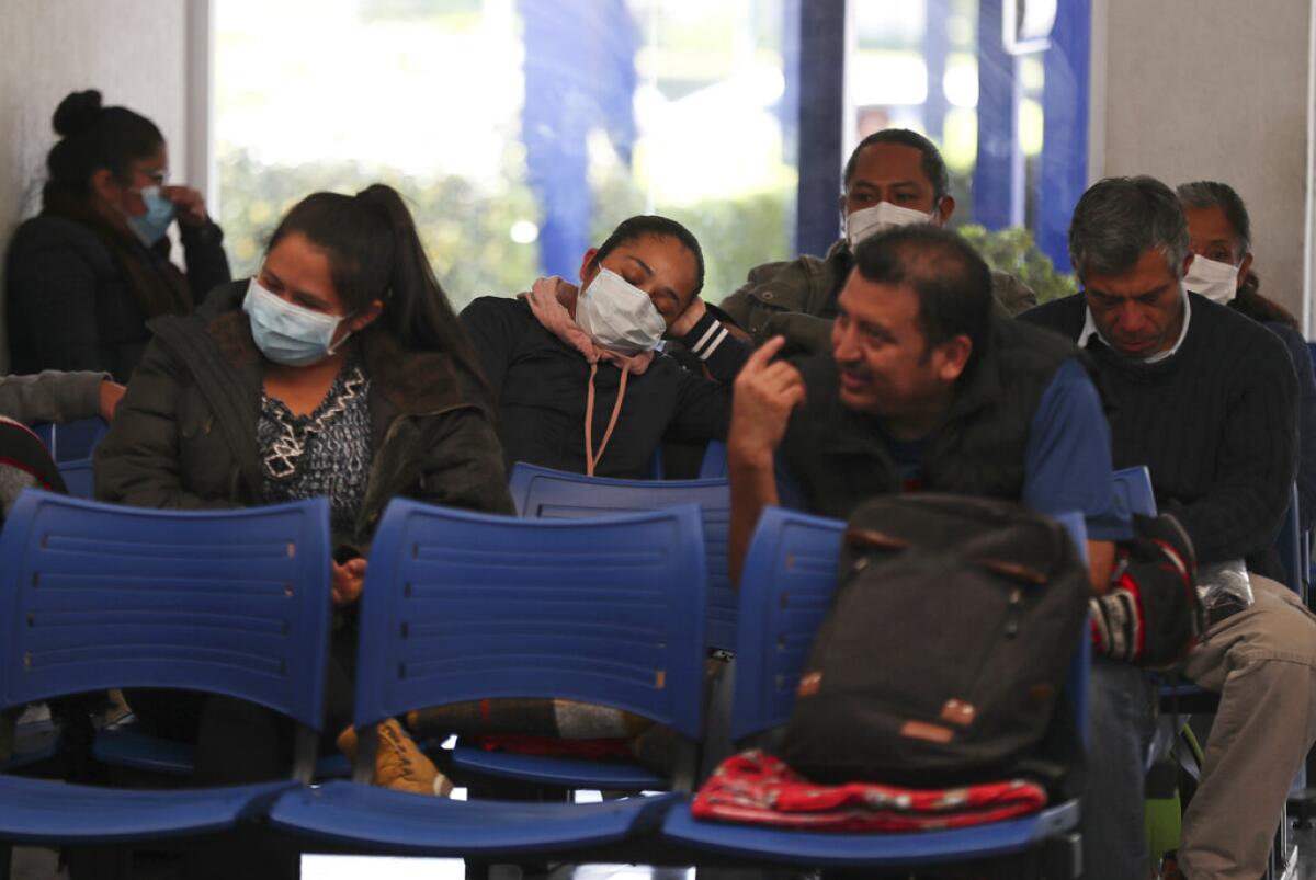 Algunas personas con mascarillas esperan su turno en un hospital mexicano 