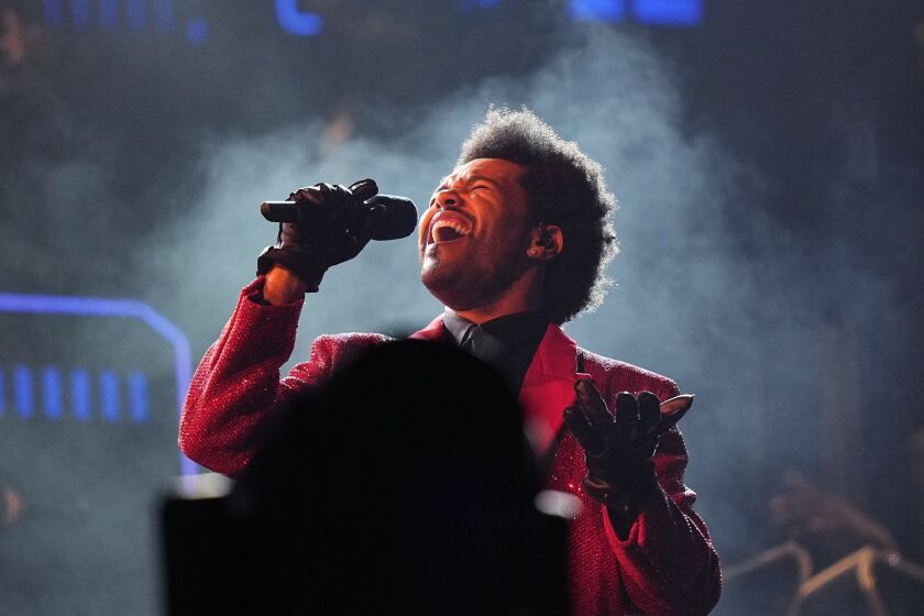 ARCHIVO - The Weeknd se presenta durante el espectáculo de medio tiempo del Super Bowl 55 de la NFL entre los Chiefs de Kansas City y los Buccaneers de Tampa Bay en Tampa, florida el 7 de febrero de 2021. The Weeknd celebrará sus impresionantes 16 nominaciones a los Premios Musicales Billboard con una actuación en la ceremonia que será transmitida en vivo el 23 de mayo. (Foto AP/David J. Phillip, archivo)