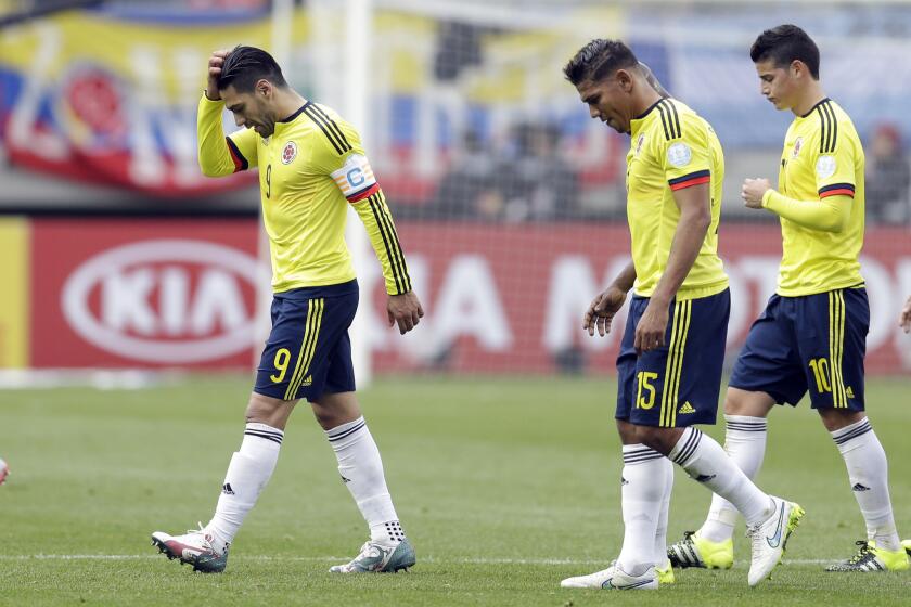 Los jugadores de Colombia, de izquierda a derecha, Radamel Falcao, Alexander Mejía y James Rodríguez salen de la cancha después del primer tiempo de un partido contra Perú por la Copa América el domingo, 21 de junio de 2015, en Temuco, Chile.