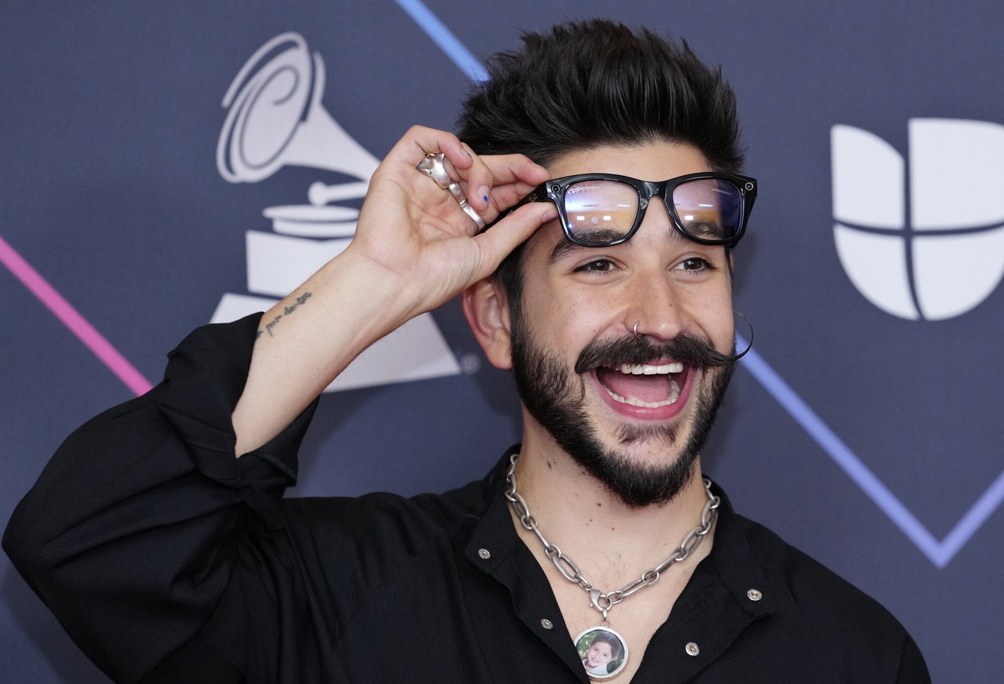 Camilo posa cuando ganó los Latin Grammy al mejor álbum vocal