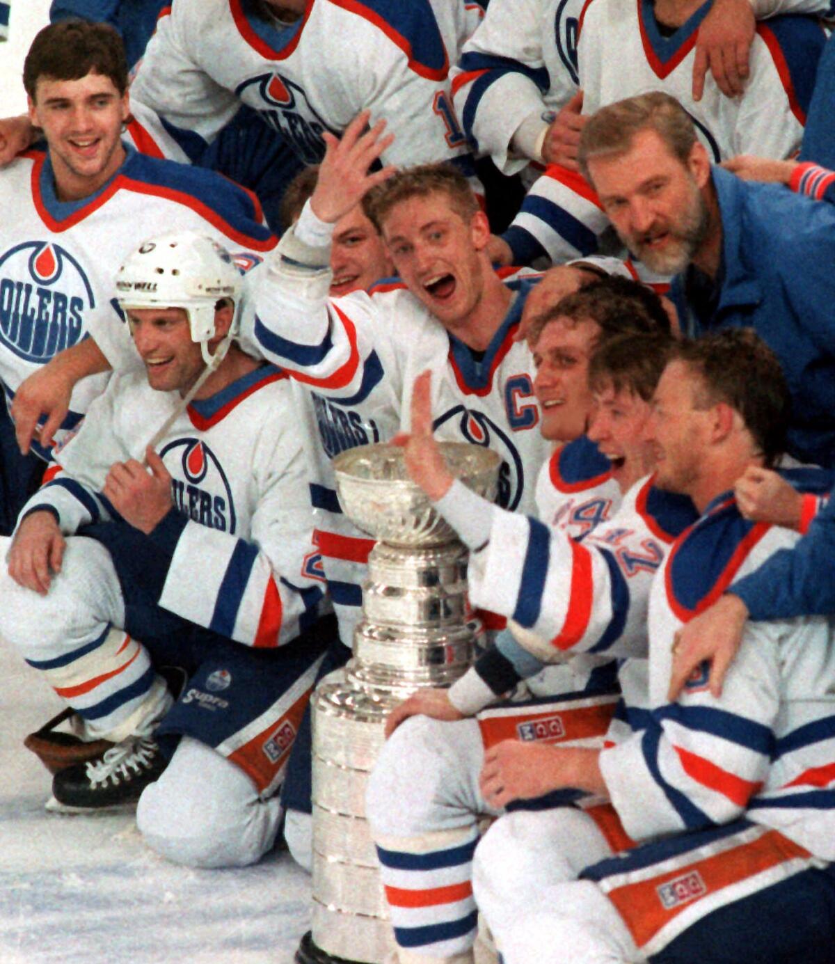 Wayne Gretzky, center, celebrates with his Edmonton Oilers teammates after defeating the Boston Bruins.