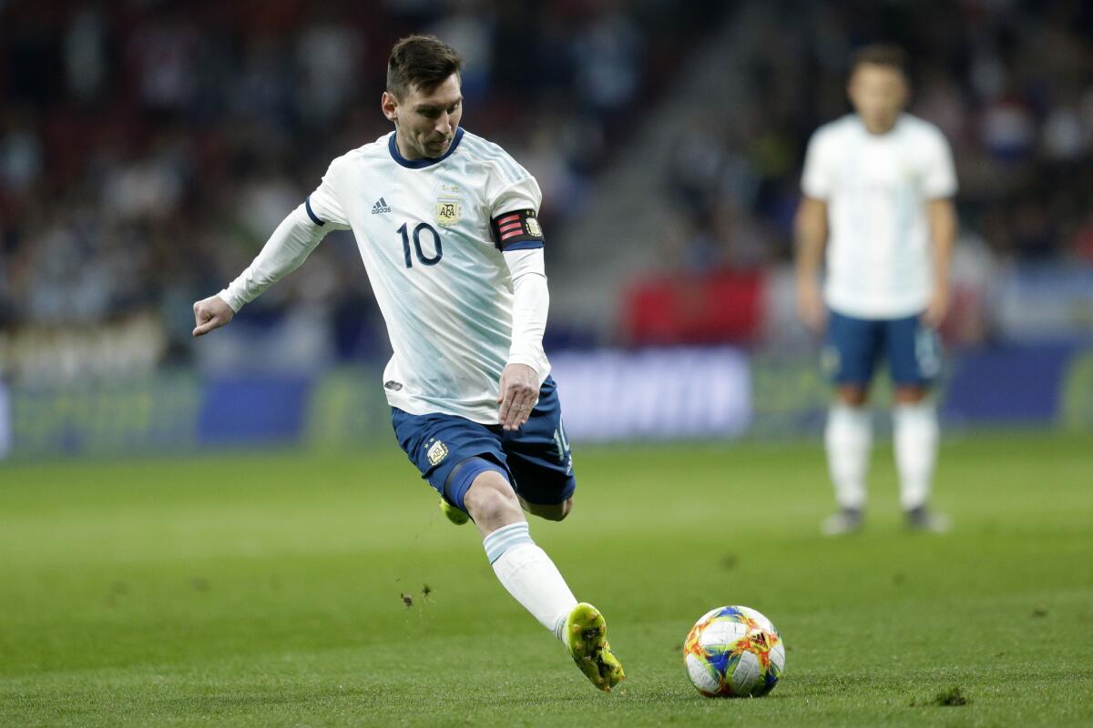 El delantero argentino Lionel Messi se apresta a rematar durante un partido amistoso ante Venezuela en Madrid, el viernes 22 de marzo de 2019. (AP Foto/Bernat Armangue) ** Usable by HOY, ELSENT and SD Only **
