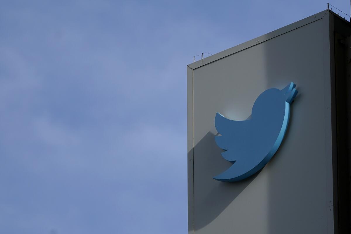 En esta imagen del viernes 4 de noviembre de 2022 se ve el logo de Twitter en las instalaciones de la empresa.