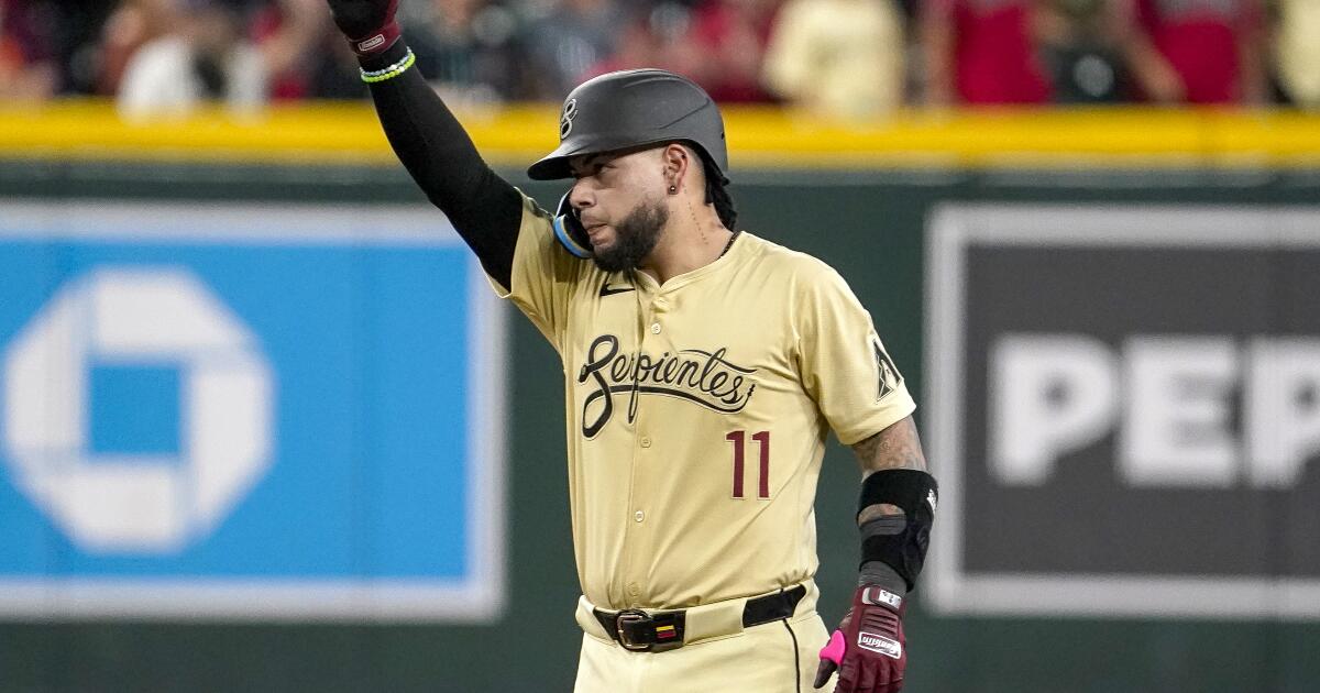 Walker hits 2 homers as Diamondbacks blank Rangers