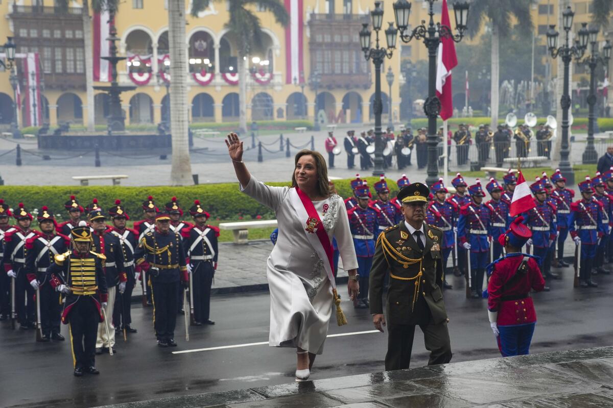 La presidenta peruana Dina Boluarte llega a la catedral para la misa del Día de la Independencia
