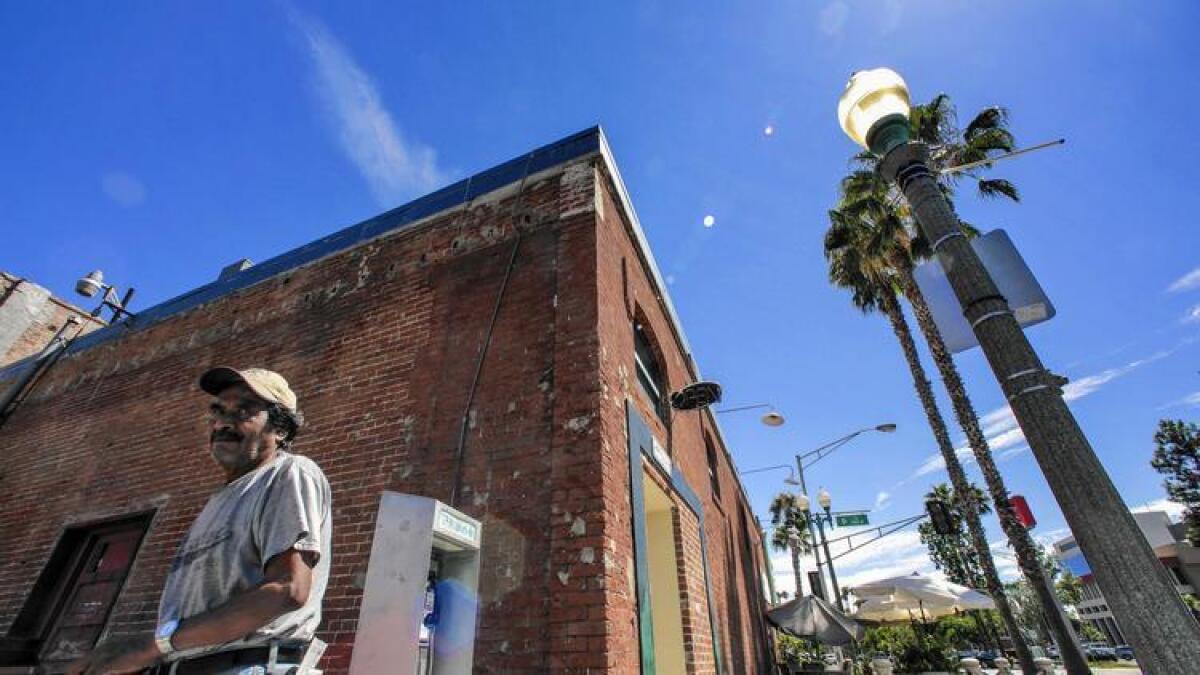 San Bernardino no tiene ninguna ley que requiera a los propietarios reforzar los edificios de ladrillo, que se han derrumbado en terremotos anteriores.