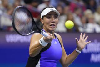 Jessica Pegula devuelve ante Karolina Muchova durante las semifinales del Abierto.