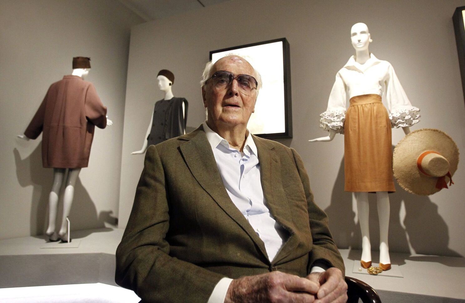 Hubert de Givenchy dies at 91; courtly designer dressed Audrey Hepburn,  built fashion empire - Los Angeles Times