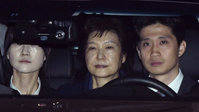 L'ancien président sud-coréen Park Geun-hye dans une voiture arrivant dans un centre de détention