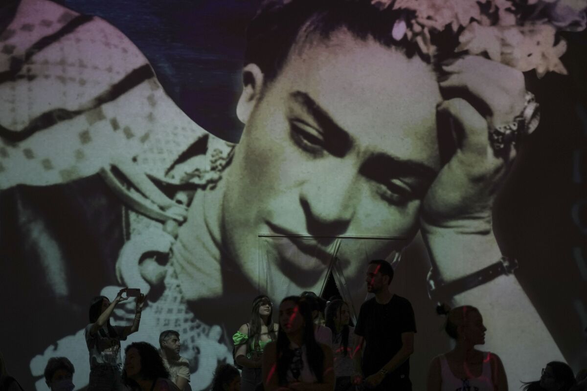 ARCHIVO - Personas visitan la exposición "Frida Kahlo, the life of an icon"