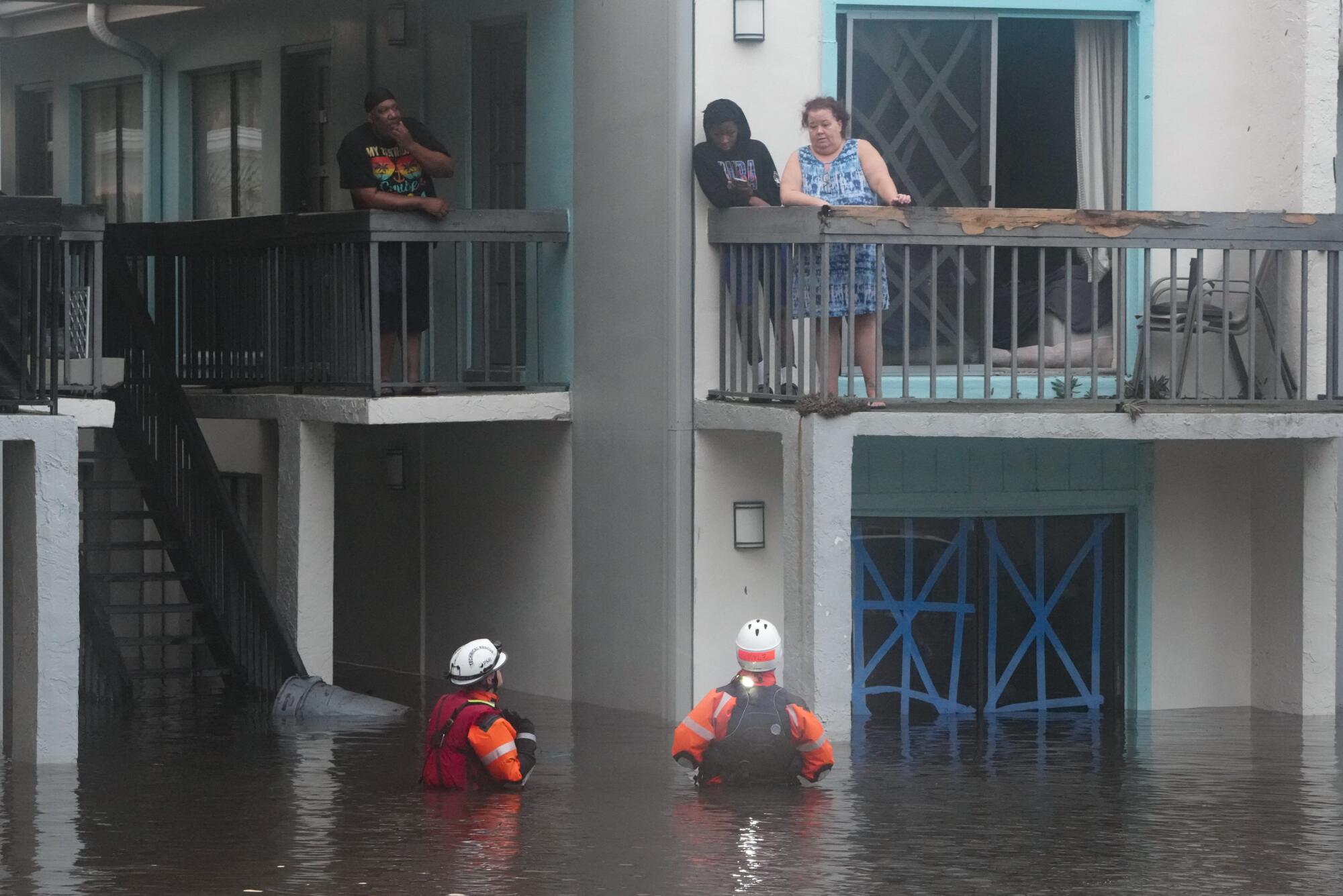 Los residentes son rescatados de un complejo de apartamentos en Clearwater, Florida, que quedó inundado después del huracán Milton.