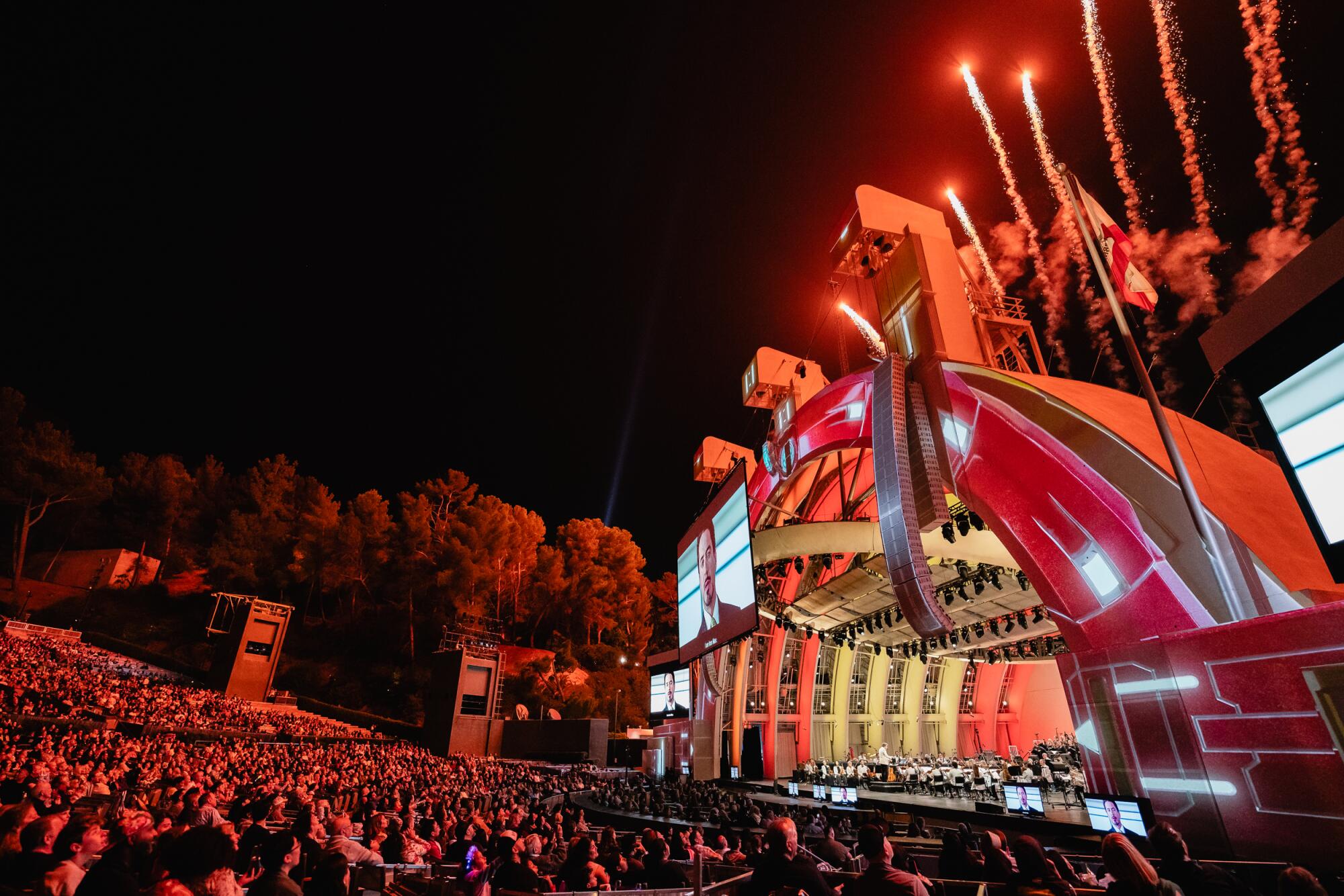 Fuegos artificiales en el Infinity Saga Concert Experience celebrado el sábado 31 de agosto en el Hollywood Bowl.