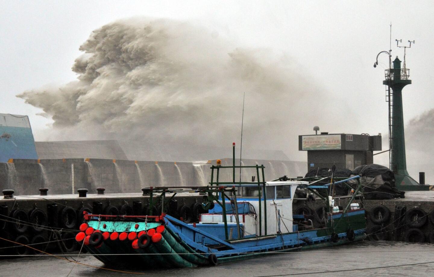 Typhoon Meranti barrels into mainland China