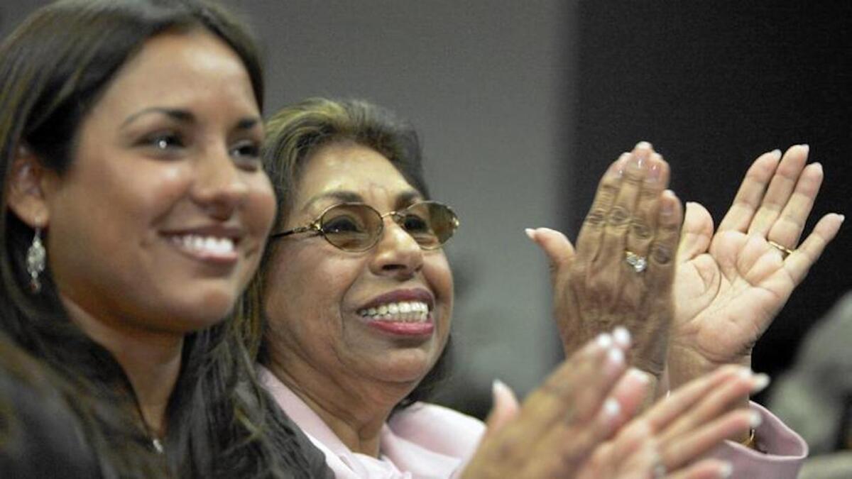 Mistala Mendez Mooney (i) y su tía Sylvia Mendez; los padres de Sylvia Mendez lucharon por la igualdad racial.