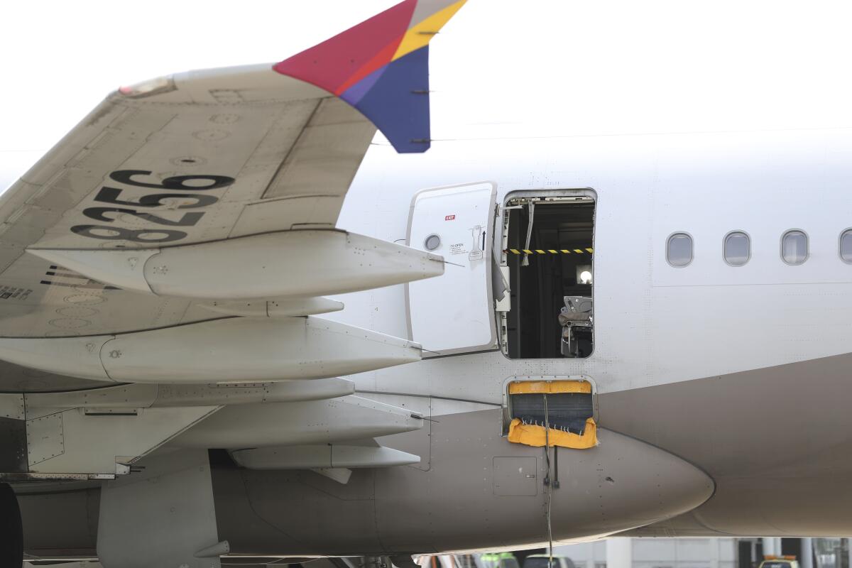 Un avión de Asiana Airlines con la puerta abierta está estacionado en el Aeropuerto Internacional 