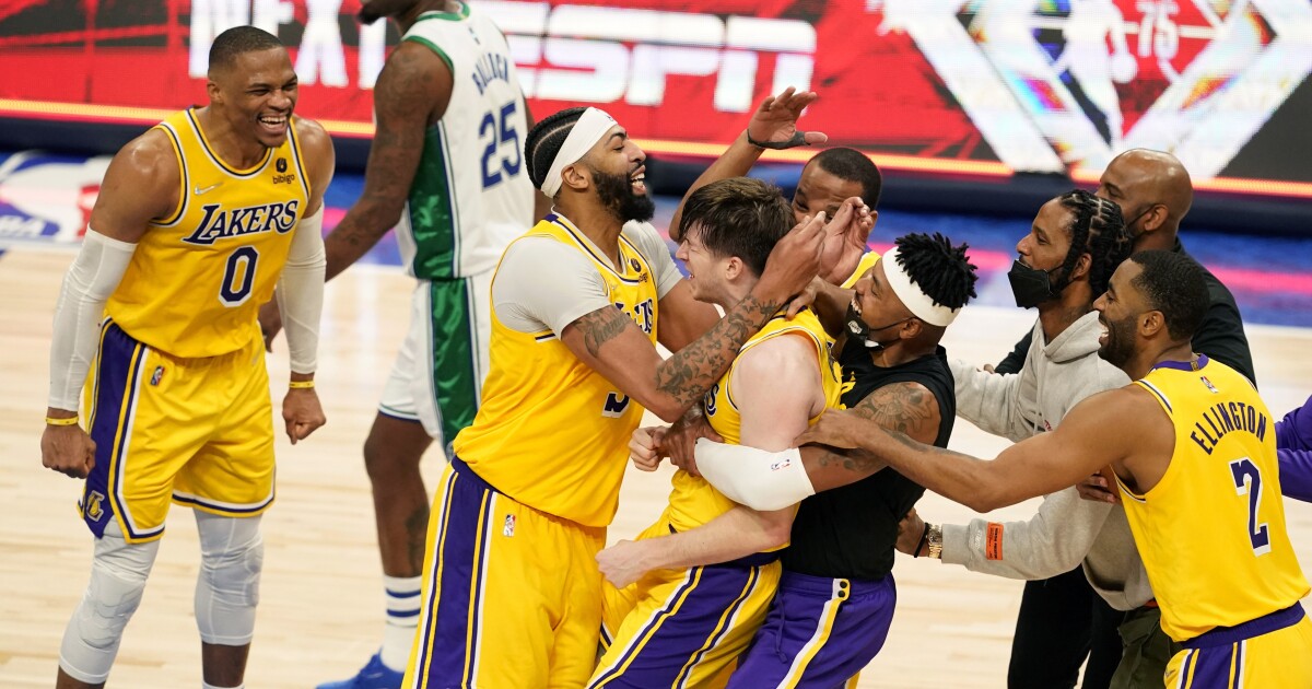 Buzzer-beater OT Austin Reaves mengangkat Lakers atas Mavericks