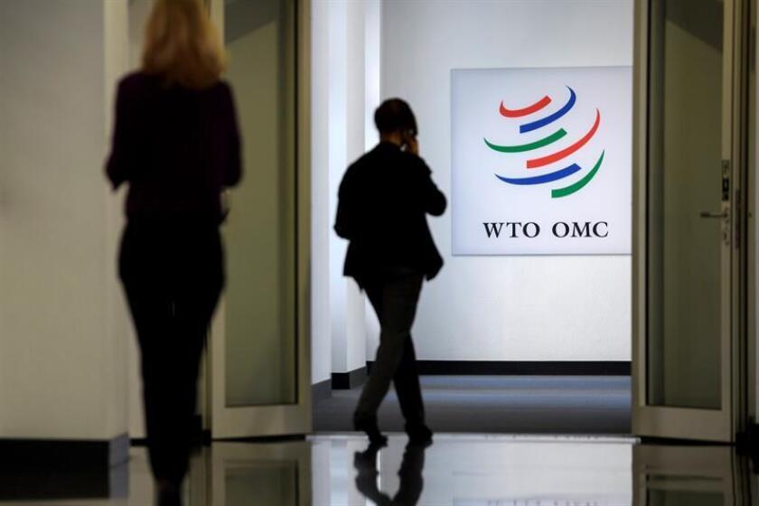 Empleados de la Organización Mundial de Comercio (OMC) pasean por los pasillos de la sede, en Ginebra (Suiza). EFE/Archivo