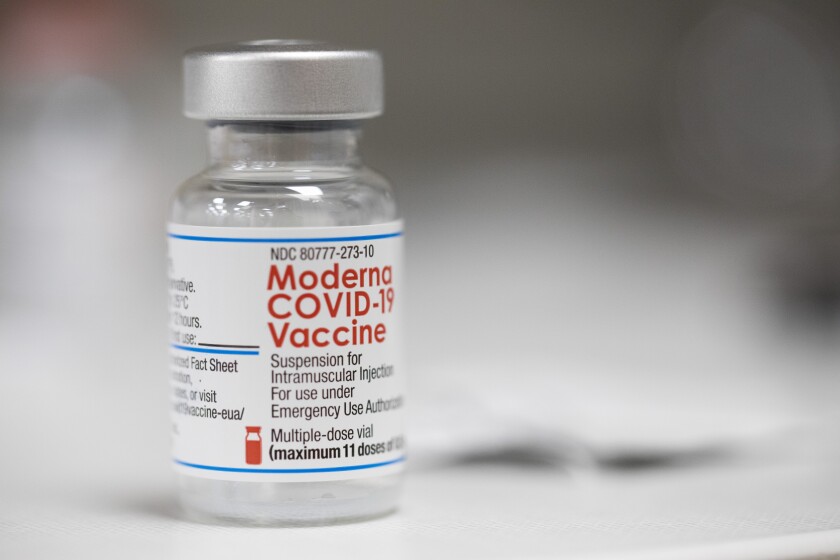 ARCHIVO - Un vial de la vacuna de Moderna contra el COVID-19 es captado en un mostrador de una farmacia, el 27 de diciembre de 2021, en Portland, Oregon. (AP Foto/Jenny Kane, archivo)