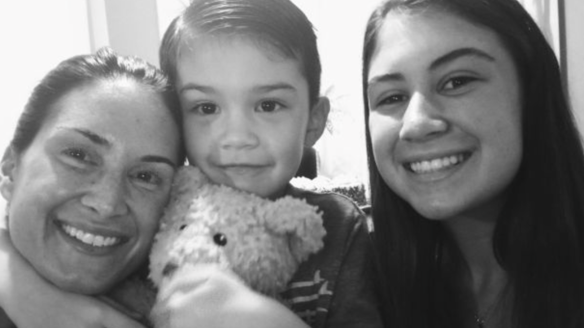 Aiden Leos en una foto con su madre y hermana.