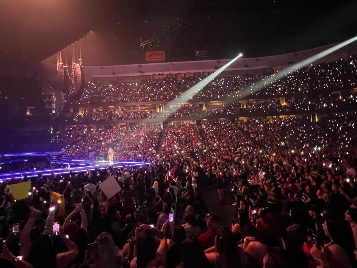 Karol G ofreció brazaletes que se iluminaban de manera sincronizada con las canciones que interpretaba en el escenario.