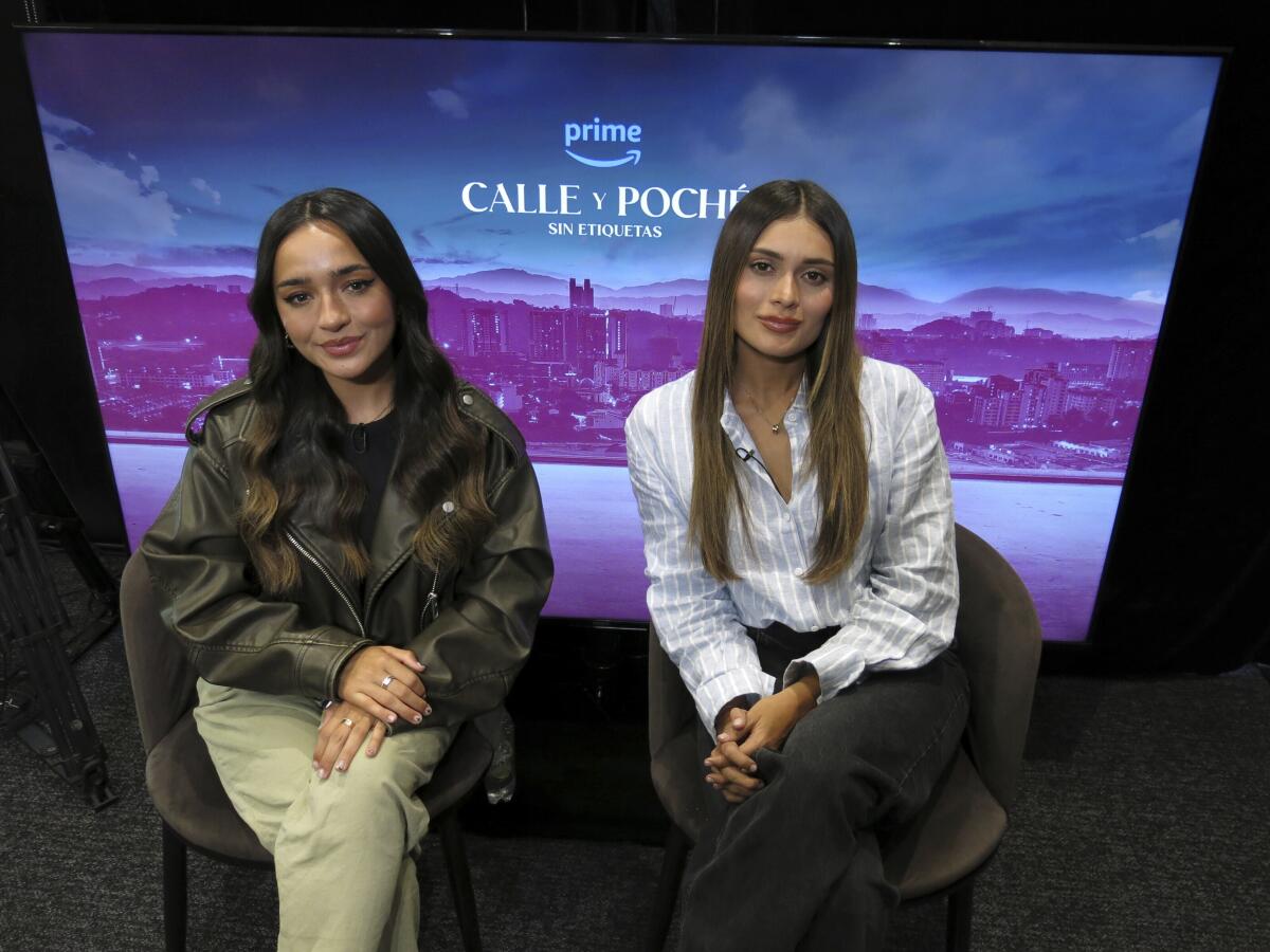 Las influencers colombianas Daniela Calle, derecha, y María José Garzón, conocidas como "Calle y Poché"