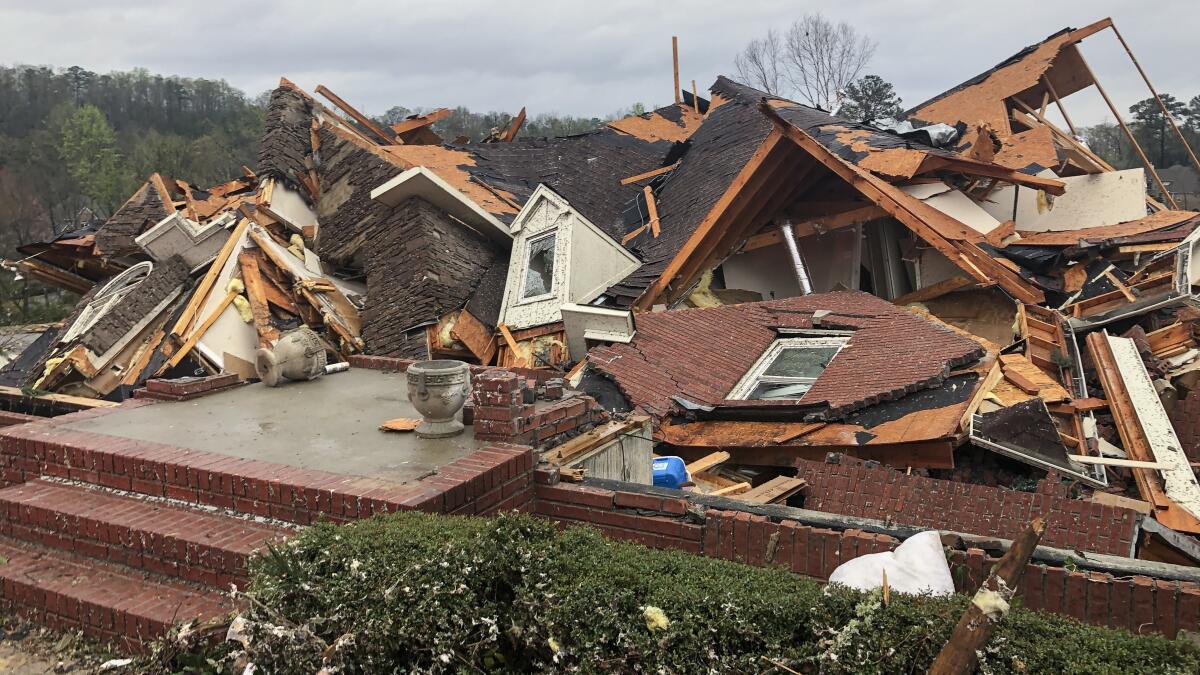 una casa destruida por un tornado en la subdivisión de Eagle Point, 
