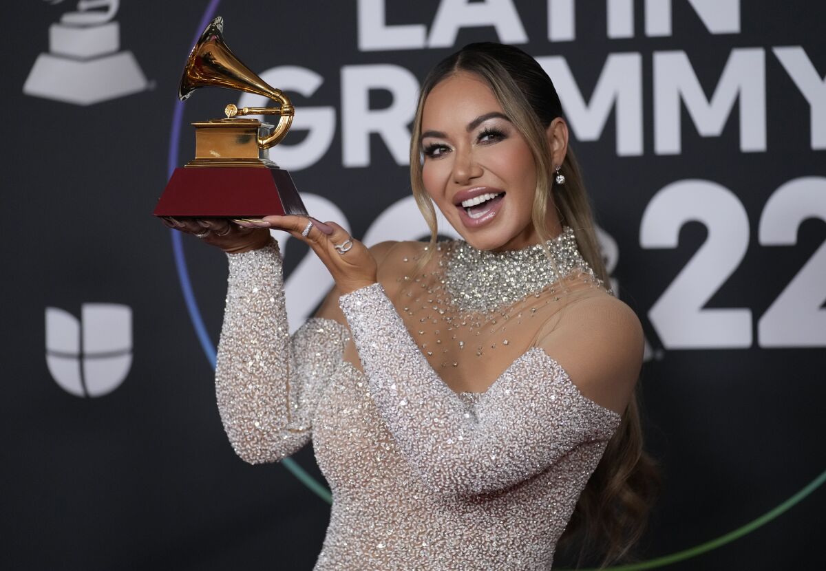 ARCHIVO - Chiquis Rivera posa en la sala de prensa con el premio a mejor álbum de banda por "Abeja reina" en la 23a entrega anual del Latin Grammy en la Arena Mandalay Bay Michelob Ultra el 17 de noviembre de 2022, en Las Vegas. (Foto AP/John Locher, archivo)
