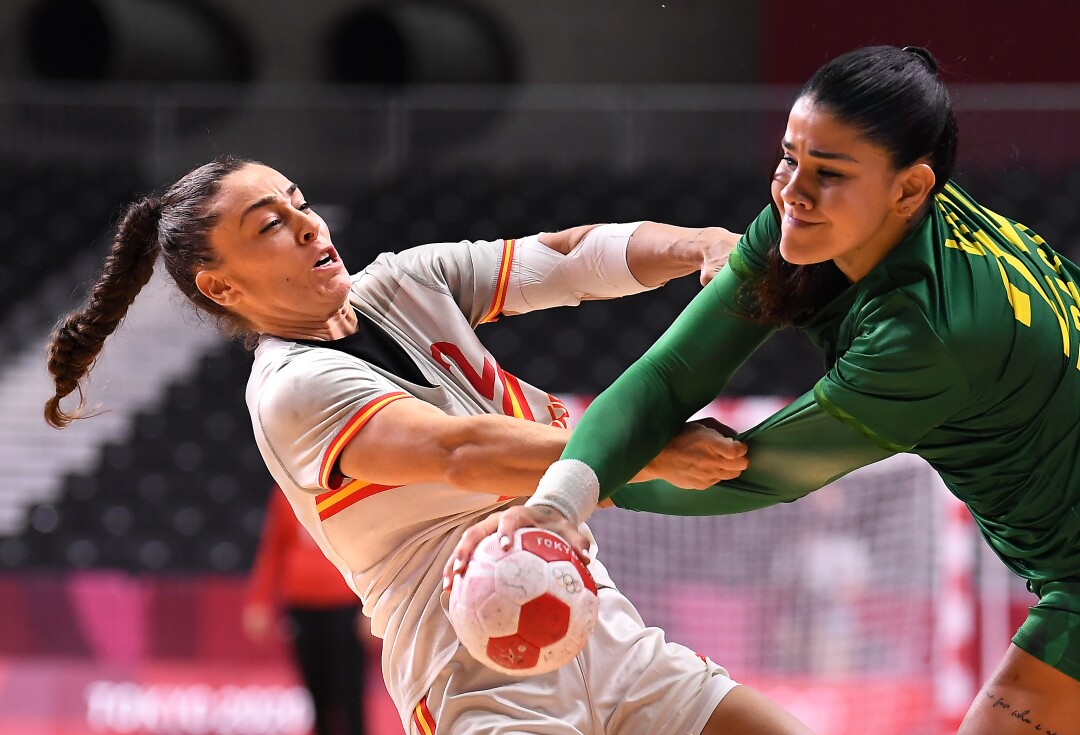 Spain's Bruna De Paula tries to stop Brazil's Samara Vieira from taking a shot on goal