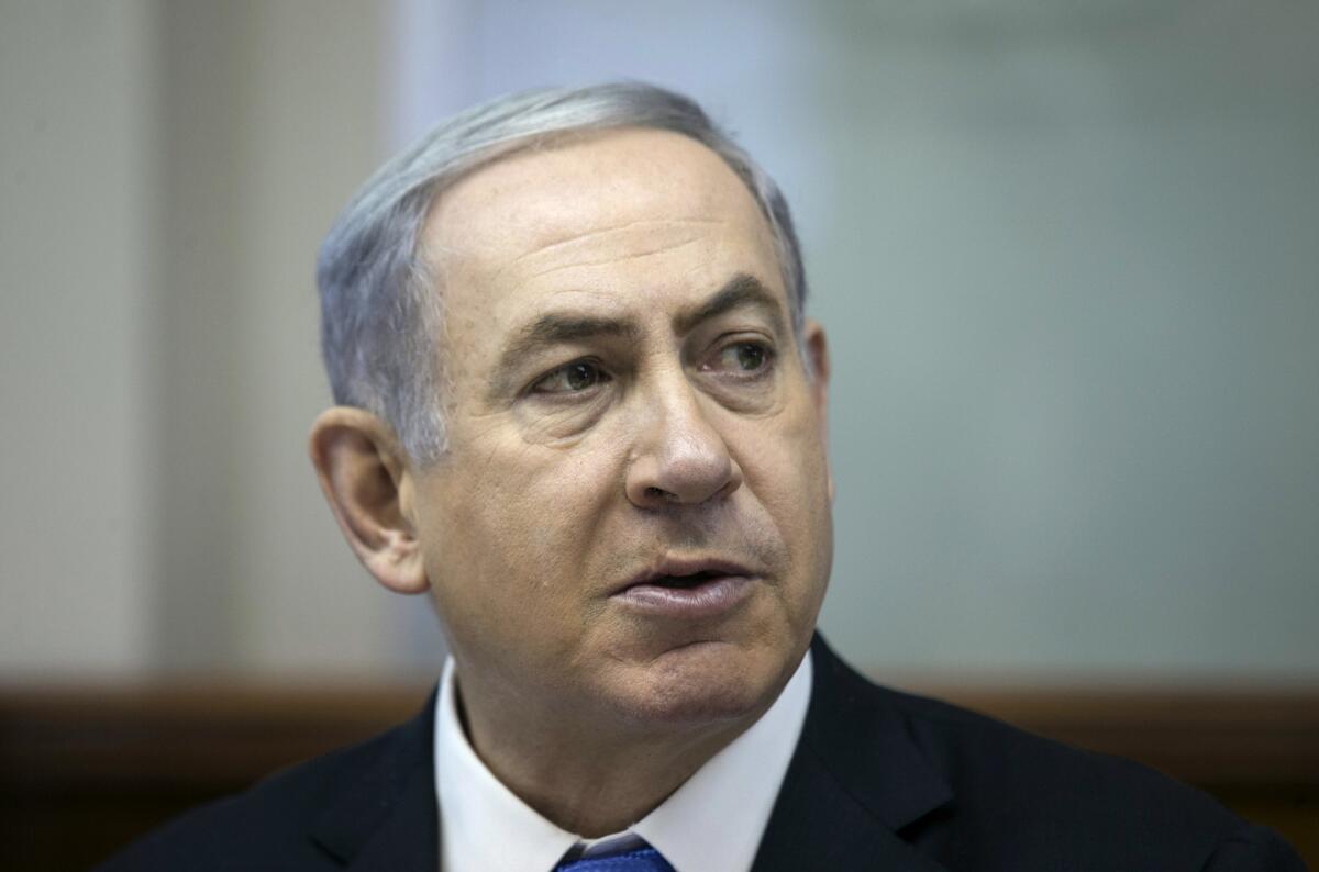 El primer ministro Benjamin Netanyahu durante un encuentro con su gabinete en Jerusalén, el 19 de julio de 2015. El fiscal general de Israel ha ordenado una investigación penal sobre el gasto excesivo de Netanyahu en residencias, se informó el 21 de julio de 2015. (Baz Ratner/Pool Photo via AP, File)