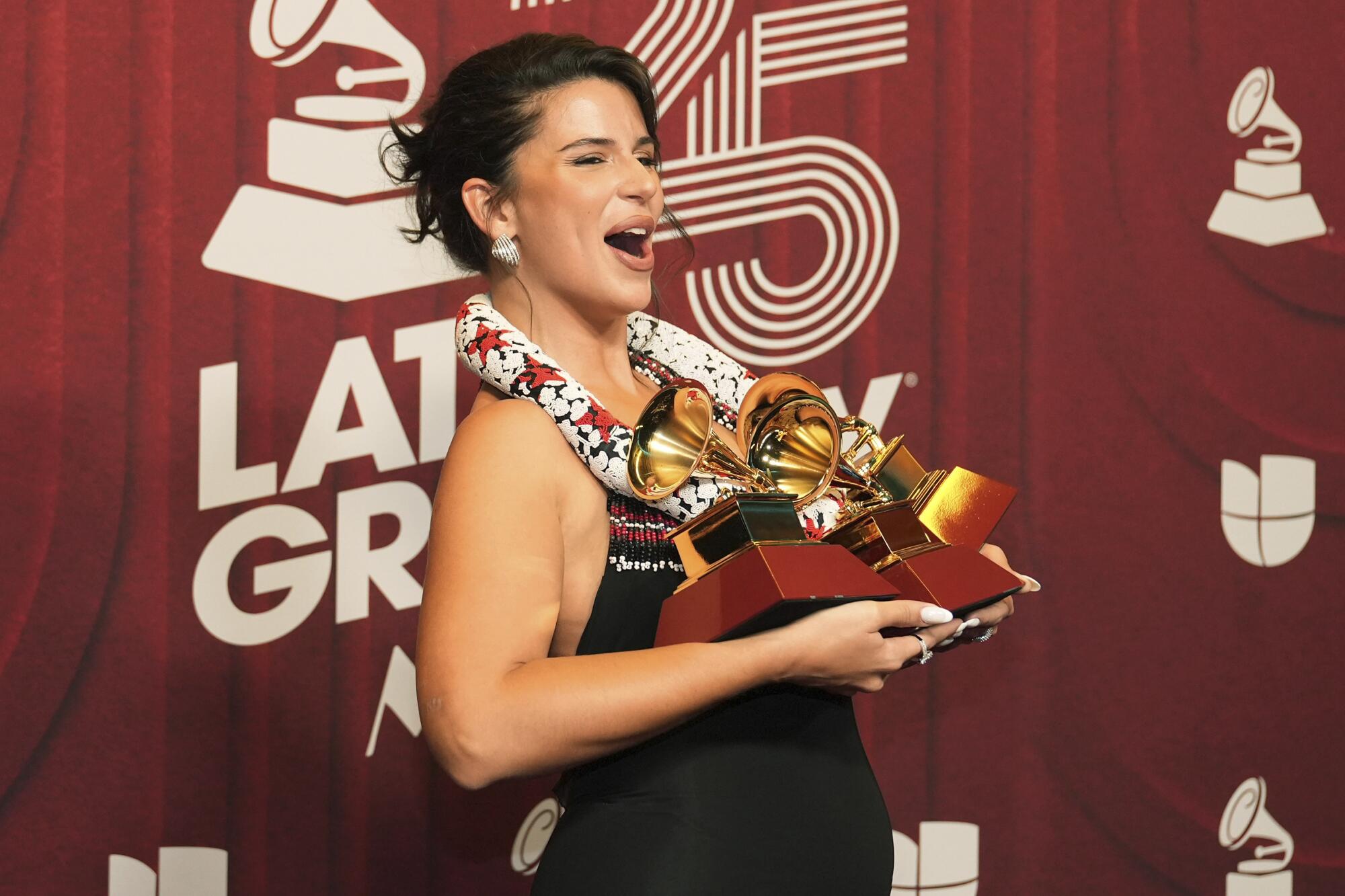 Nathy Peluso sostiene sus tres premios en la ceremonia del Latin Grammy el jueves 14 de noviembre de 2024, en Miami.