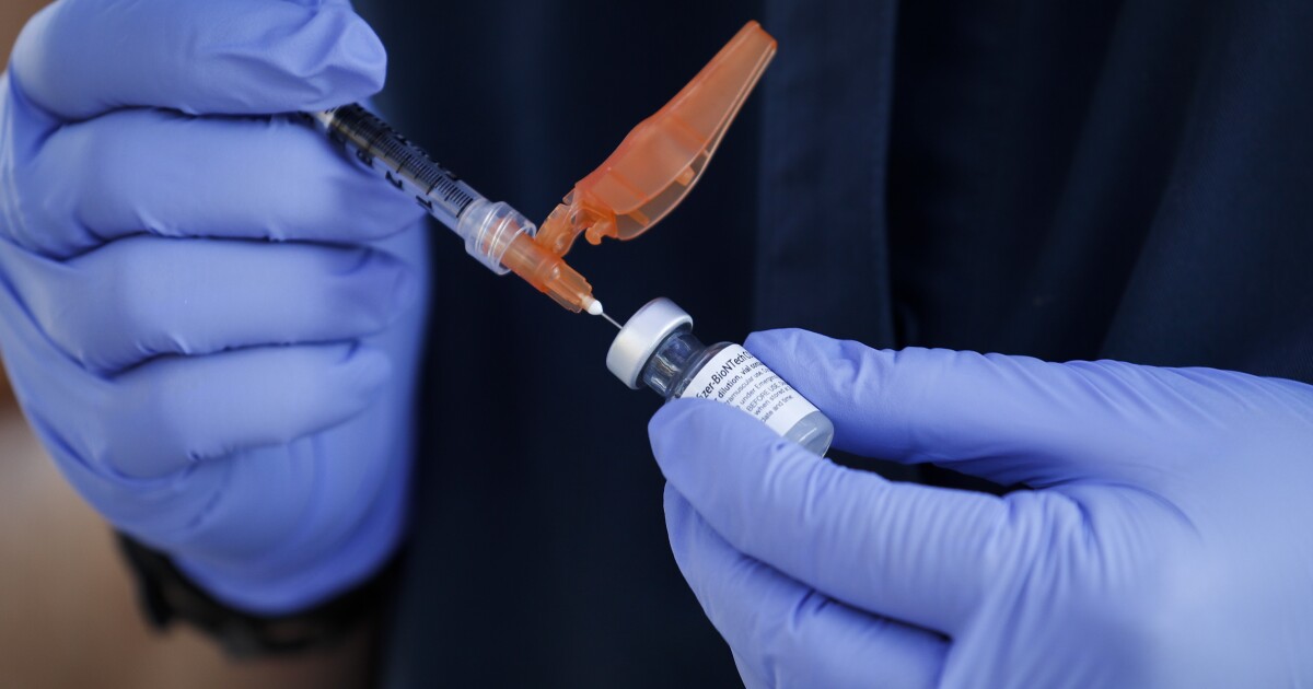 Latinos empujan al alza la tasa de vacunación contra la covid-19 en EUA