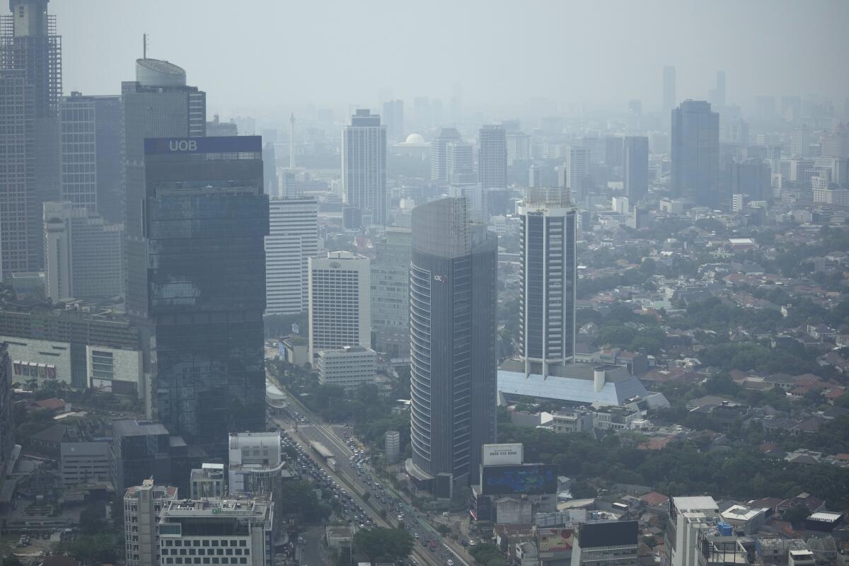 ARCHIVO - La bruma cubre el principal distrito comercial de Yakarta, Indonesia, 11 de agosto de 2023. (AP Foto/Dita Alangkara, Archivo)