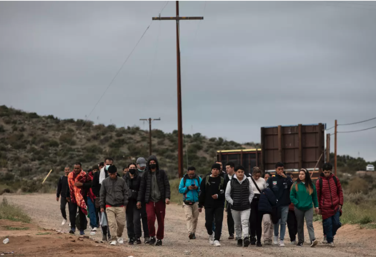Docenas de migrantes llegan a un campamento