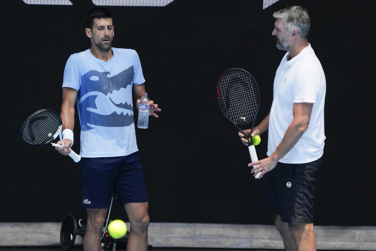 ARCHIVO - Novak Djokovic gesticula junto  