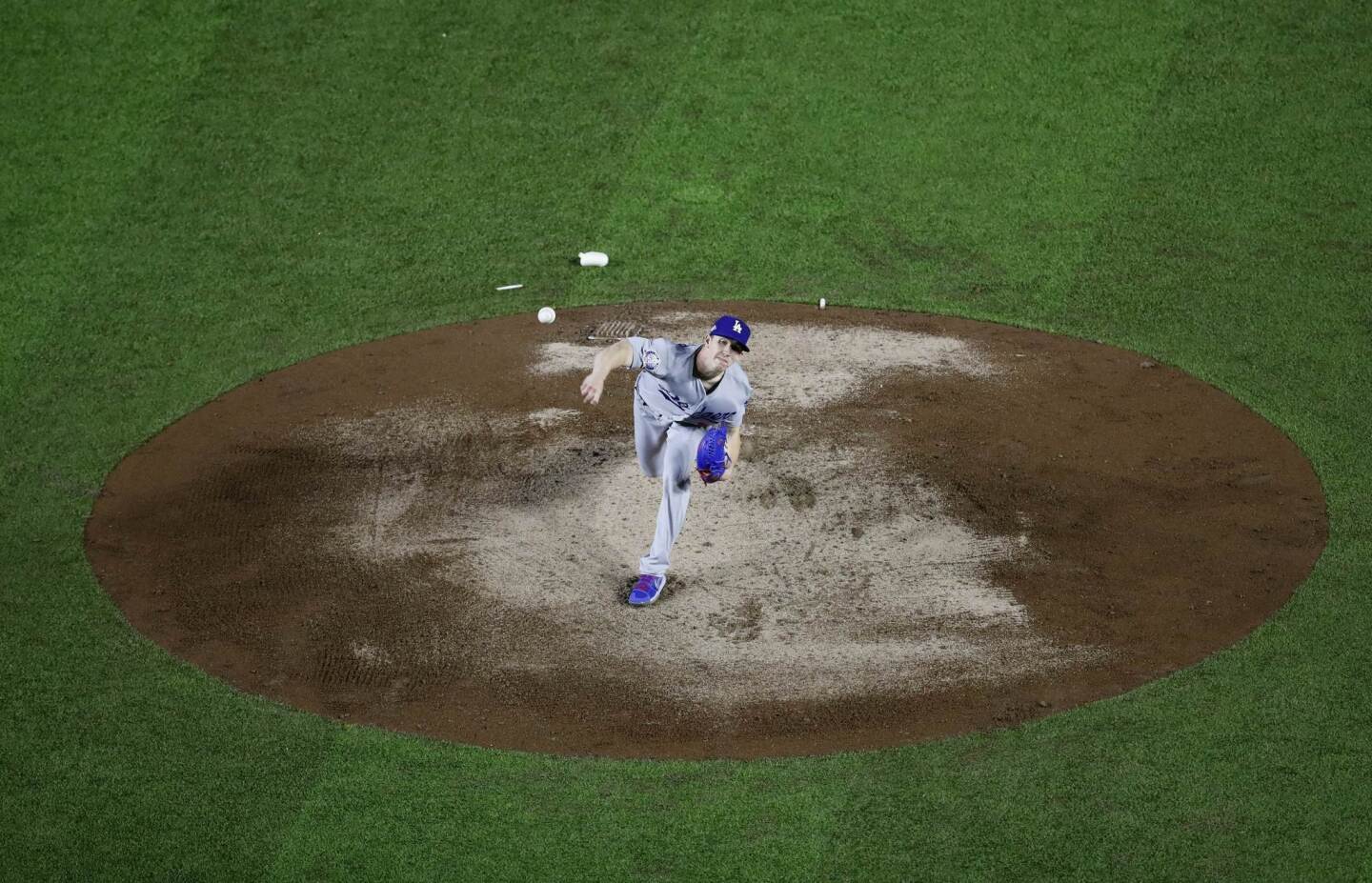 Walker Buehler, de los Dodgers de Los Ángeles, hace un lanzamiento ante los Padres de San Diego durante el juego del viernes 4 de mayo de 2018, en Monterrey, México (AP Foto/ Eduardo Verdugo) ** Usable by HOY, ELSENT and SD Only **