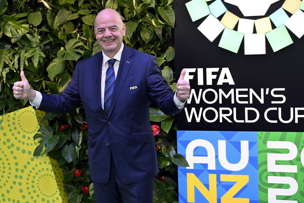 El presidente de FIFA, Gianni Infantino, asiste al sorteo de la Copa Mundial Femenina 2023 en Auckland, 