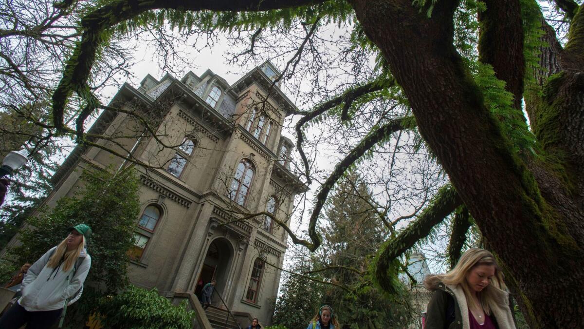 Estudiantes a la salida del Deady Hall, en el campus de la Universidad de Oregon, el pasado 25 de enero. (Brian Davis)
