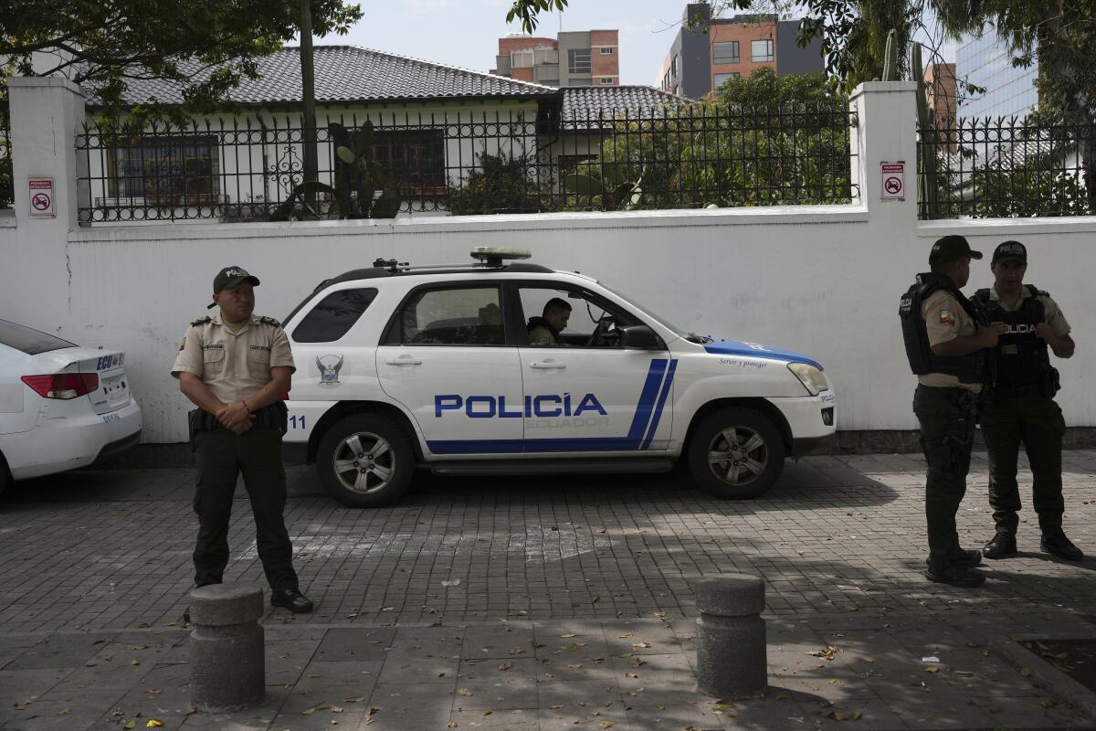 La policía hace guardia afuera de la embajada de México 