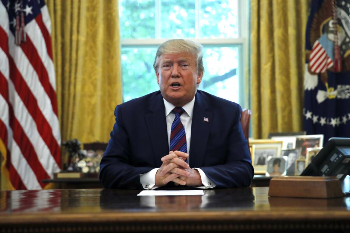 El presidente Donald Trump habla con la prensa en la Oficina Oval de la Casa Blanca, en Washington, el viernes 26 de julio de 2019. (AP Foto/Carolyn Kaster)