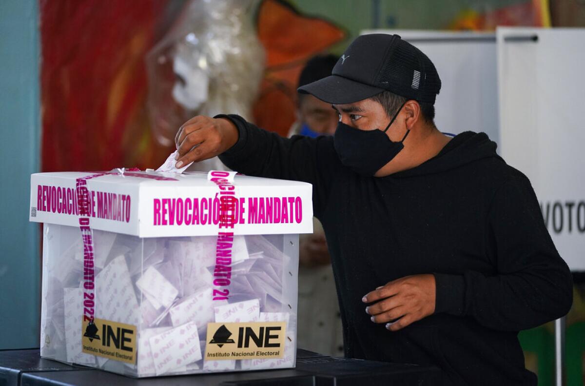 Un hombre emite su voto durante un referendo nacional 