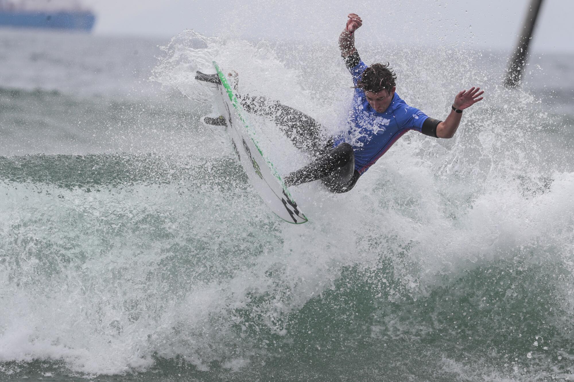 Griffin Colapinto lands an airborne cutback move, helping him seal a finals win in the U.S. Open of Surfing