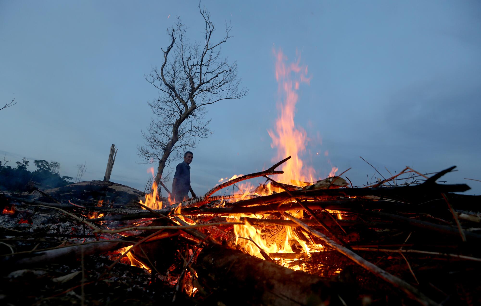 Un hombre quema la jungla en un asentamiento llamado Maruaga, en Brasil.