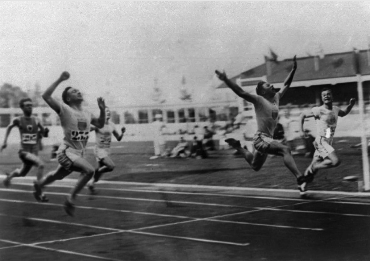 El estadounidense Charles Paddock gana la final de los 100 metros 