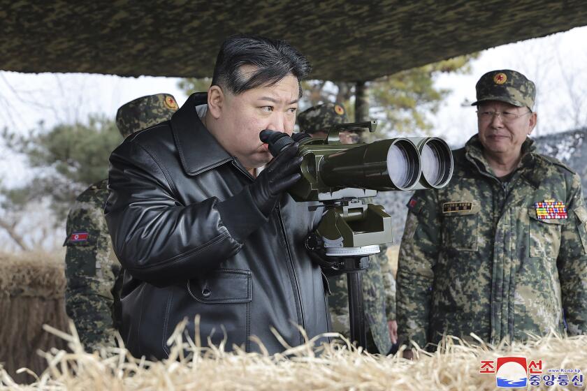 ARCHIVO - En esta imagen proporcionada por el gobierno norcoreano, el líder de Corea del Norte, Kim Jong Un, a la izquierda, supervisa maniobras de artillería en Corea del Norte, el jueves 7 de marzo de 2024. La marca de agua dice KCNA, abreviatura de la Agencia Central de Noticias de Corea. (Agencia Central de Noticias de Corea/Servicio de Noticias de Corea via AP, Archivo)