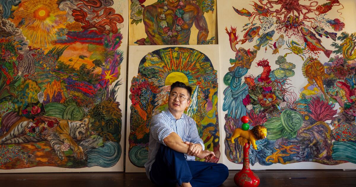 肯·冈明的艺术融合了韩国颜料、珠子和纺织品