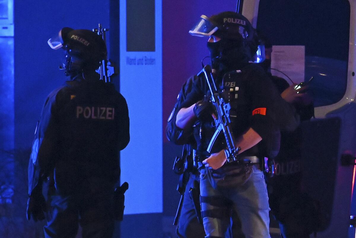 Agentes armados de la policía, cerca del lugar donde se produjo una balacera en Hamburgo, Alemania, 